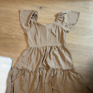 Abito beige spalle scoperte