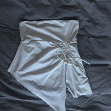 Top estivo bianco senza spalline con fiocco