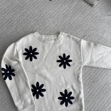 Pull blanc à fleurs noires