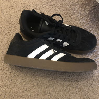 Baskets Adidas noires à bandes blanches