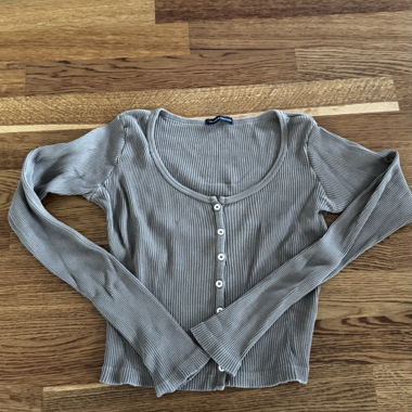 Long-sleeve crop top