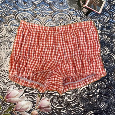 Rote karierte Shorts
