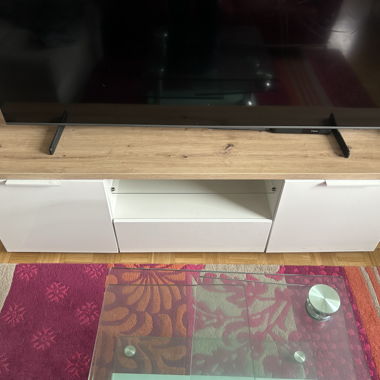 Weisses TV-Sideboard mit Eichen-Optik-Top