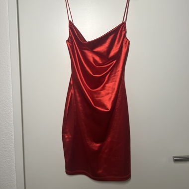 Abito rosso in raso con bretelle