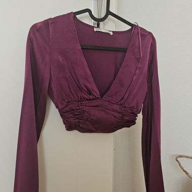 Top corto bordeaux a maniche lunghe