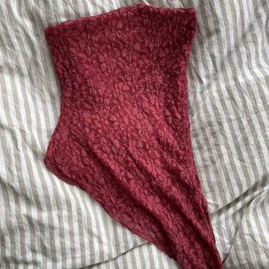 Rotes Spitzen-Bandeau Bershka