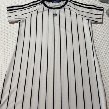Abito Adidas a righe (imitazione)