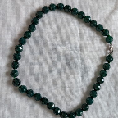 Collana di perle verde scuro
