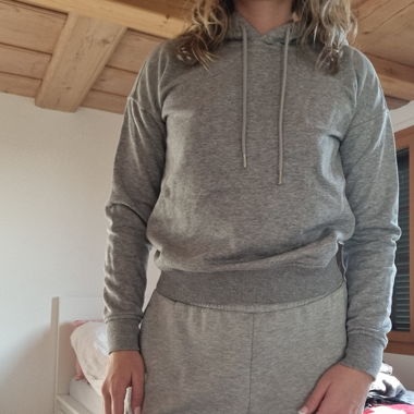 Grauer Pullover