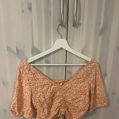 Summery, cropped blouse 
