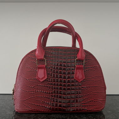 Sac à main aspect crocodile rouge