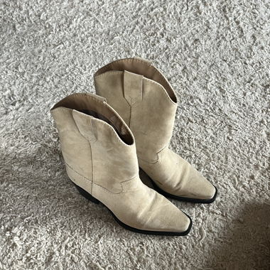 Beige Cowboy-Stiefeletten mit Blockabsatz