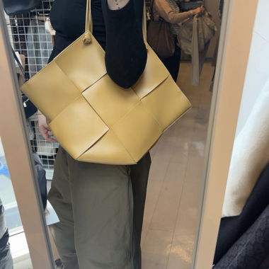 Borsa shopper gialla con effetto intrecciato