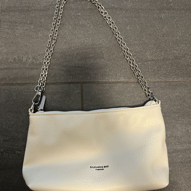 Cream shoulder bag with silver chain