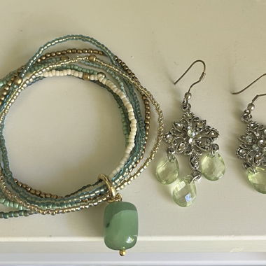 Set di orecchini e bracciale verde