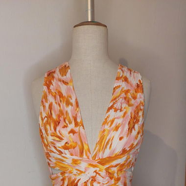 Buntes Kleid mit tiefem Ausschnitt 