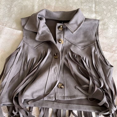 Graues Fransen-Gilet