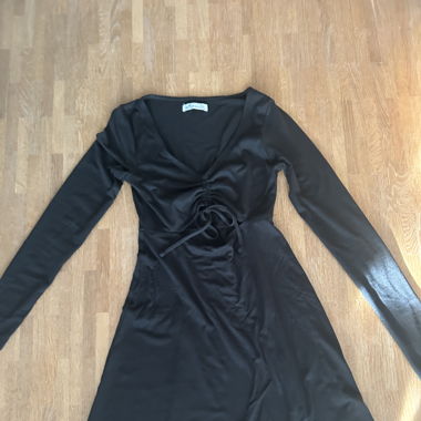 schwarzes Kleid
