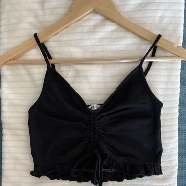 Crop top noir décolleté