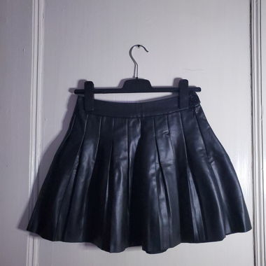 Jupe plissée en cuir noir