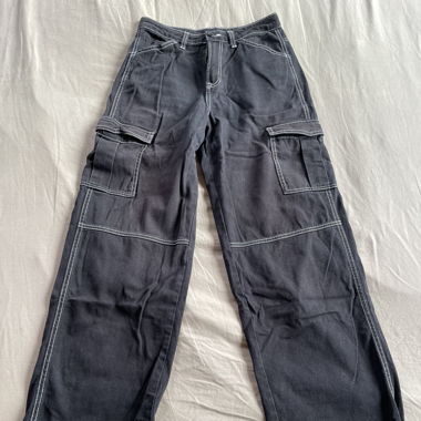 schwarze Cargohose mit weissen Nähten