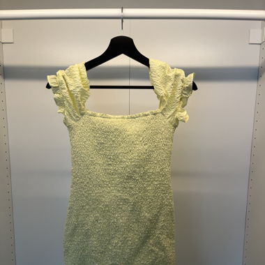 Gelbes Rüschenkleid