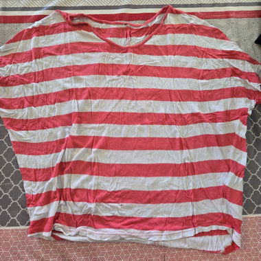 Rosa-wei ss gestreiftes T-Shirt