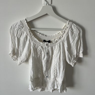 Blusa bianca corta con balze