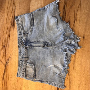 Shorts in jeans con frange