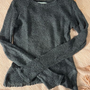 Dunkelgrauer Strickpullover mit langen Ärmeln