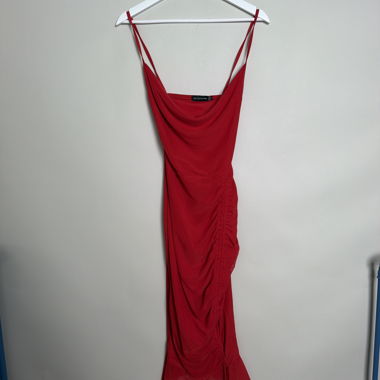 PrettyLittleThing rotes Kleid