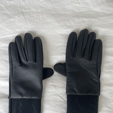 Rains gloves with touch-screen compatibility 