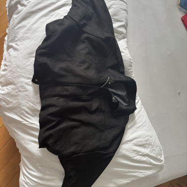 Veste noire / bomber à manches amples
