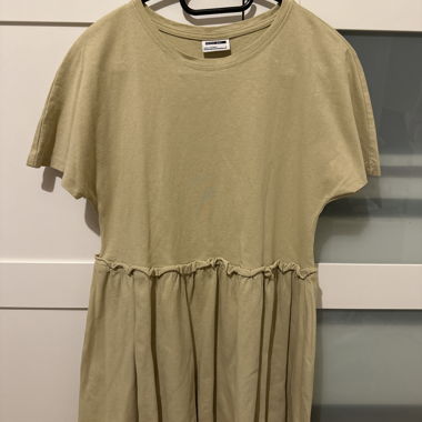 T-shirt beige con balze