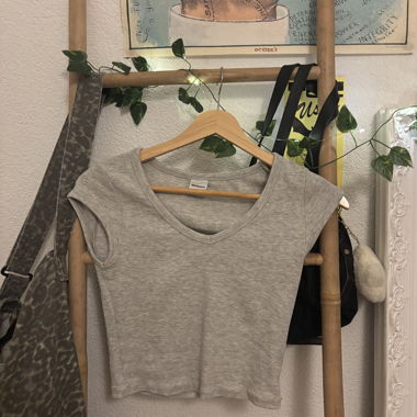 Crop top grigio a coste Bershka