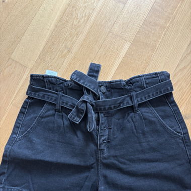 schwarze kurze Hosen