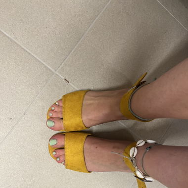 Scarpe gialle con tacco