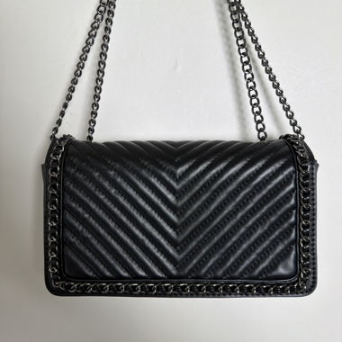 Borsa a spalla nera con catena