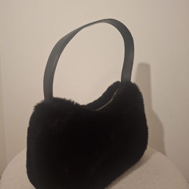 Borsa a tracolla nera in pelliccia sintetica