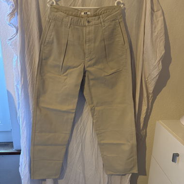 Beige Uniqlo-Chinohose