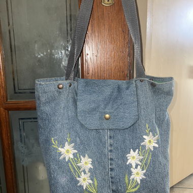 Bestickte Jeans-Tasche mit Edelweiss-Blume 