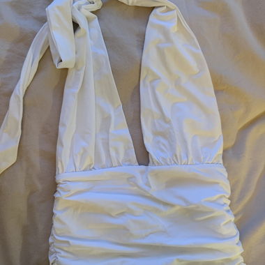 Top bianco con scollo a collo alto