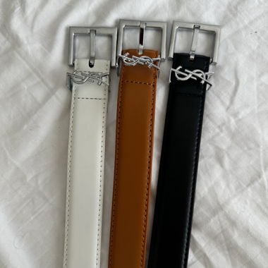 Une Ceinture blanche ou noires ou camel