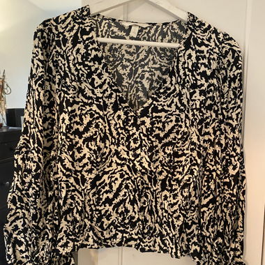 Blusa nera e bianca in raso