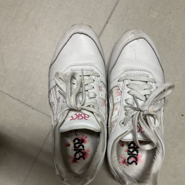 Weiße Asics Schuhe mit Kirschblüten Muster 