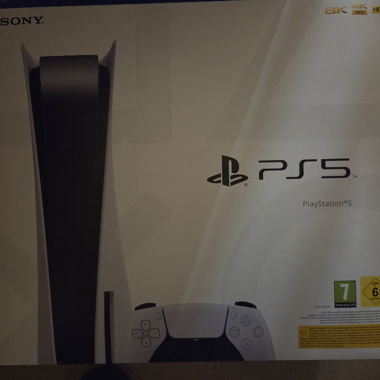 Console PS5 con controller e giochi