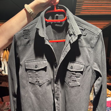 Chemise grise déchirée