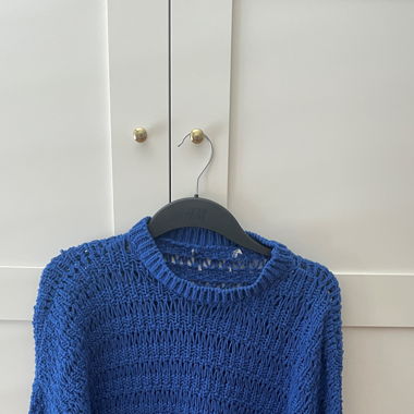Blauer Strickpullover
