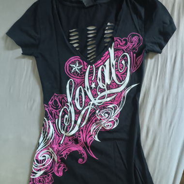 T-shirt noir graphique à fente