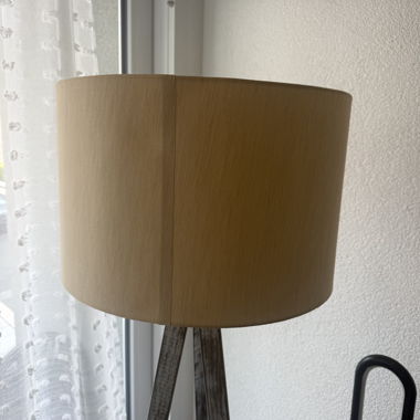 Lampada da terra effetto legno